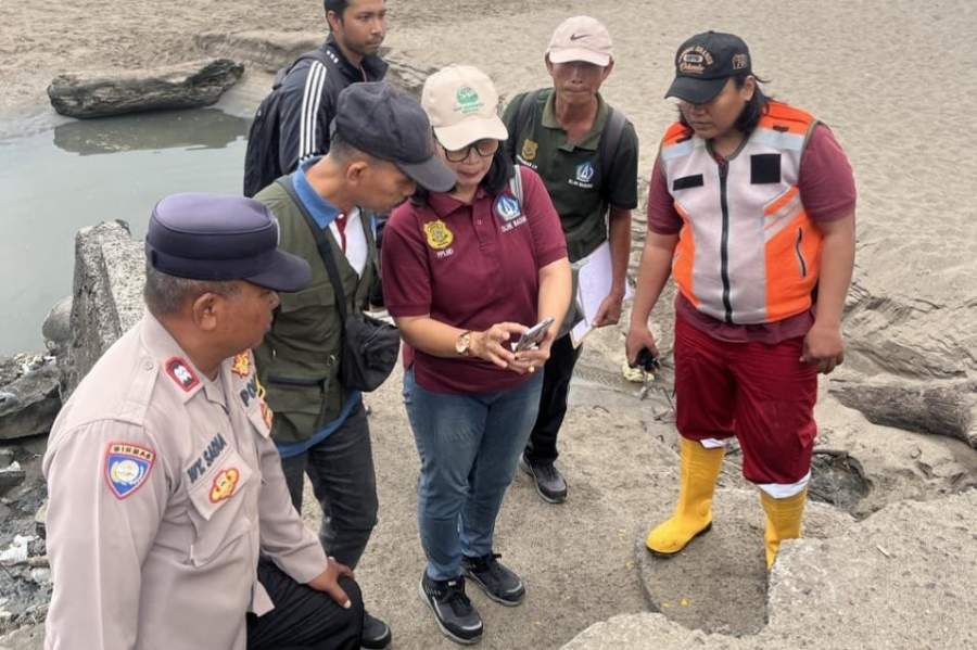 Environment officials inspecting a drainage pipe suspected of discharging unauthorized wastewater toward Berawa Beach in Badung, Bali.
