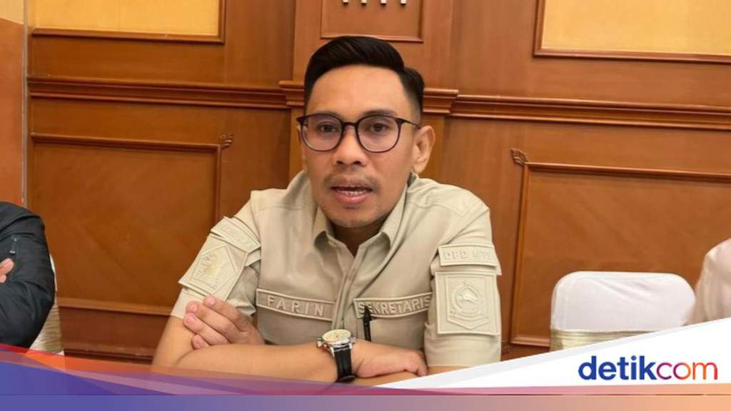 Gerindra NTB secretary delivering a press statement regarding the internal party dispute and name-dropping controversy in Mataram.
